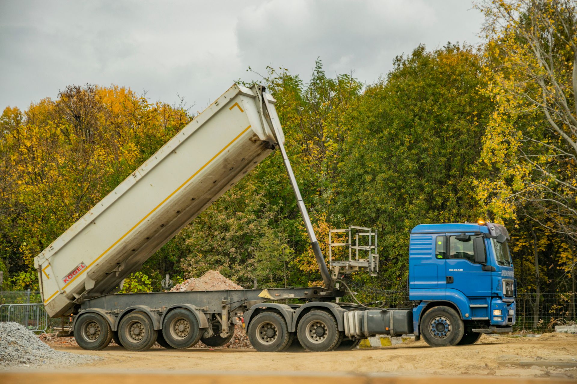 Armada dump truck perusahaan
